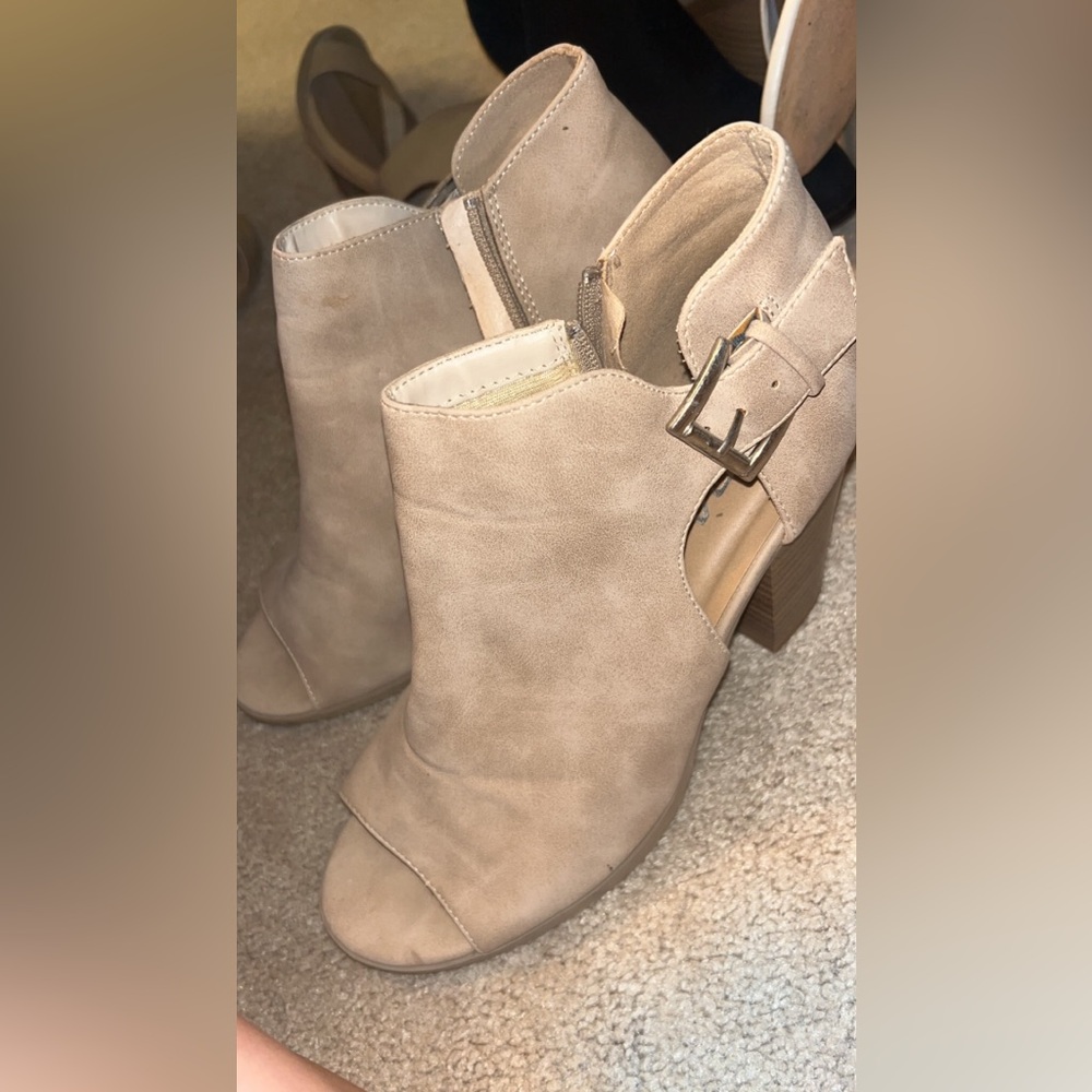 Women’s heeled open toe heels